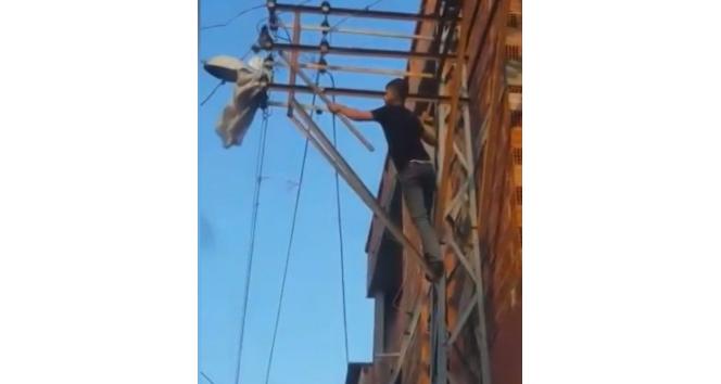 Canını hiçe saydı, elektrik direğine tırmanıp ayağı takılan güvercini kurtardı