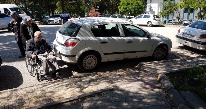 Duyarsızca araç parkı, tekerlekli sandalye ile evine gitmek isteyen vatandaşı çileden çıkardı