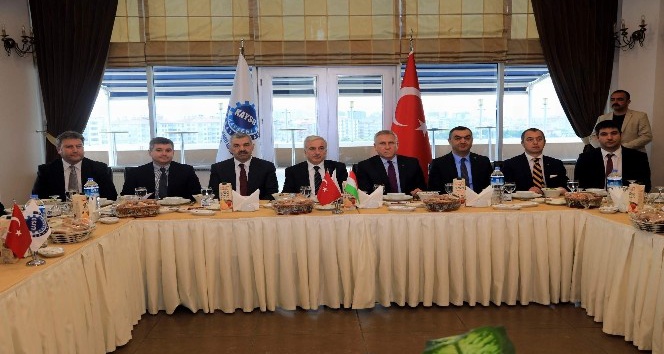 Macaristan büyükelçisi ile KAYSO üyeleri yemekte bir araya geldi