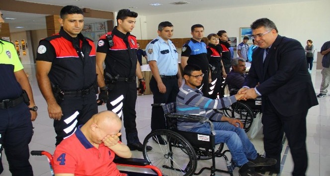 Emniyet müdürü engellilere tekerlekli sandalye hediye etti