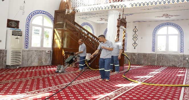Ramazan öncesi Akdeniz’deki camilerde temizlik
