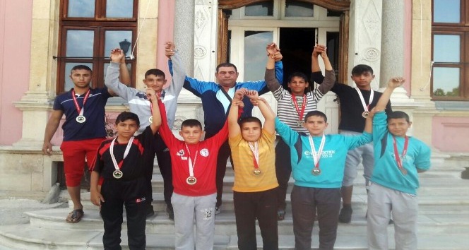Edirne Belediyesi güreşçileri başarıdan başarıya koşuyor