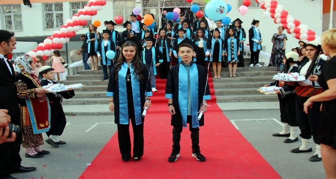 Erbosan Ortaokulu’nda mezuniyet sevinci