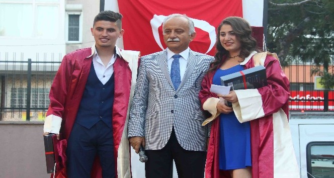 Öğrenciler diplomalarını Başkan Karabağ’dan aldı