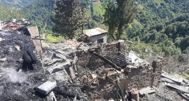 Rize Çayeli&#039;ndeki yangında 150 yıllık tarihi 3 ev kül oldu
