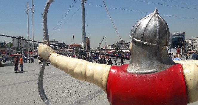 Taksim Meydanı’nda ‘Okçu’ heykelleri