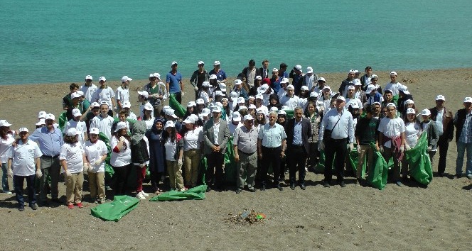 Karadeniz sahillerini onlarca öğrenci temizledi