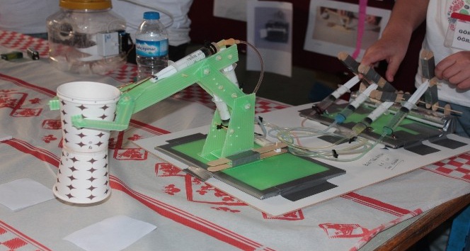 Ortaokul öğrencisi 40 TL’lik malzemeyle robot kol yaptı