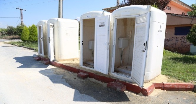Mezitli sahilindeki seyyar tuvaletler ve çöp kutuları kırılarak tahrip edildi