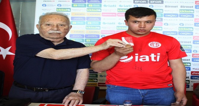 Görme engelli Ömer, Antalyaspor üyesi oldu