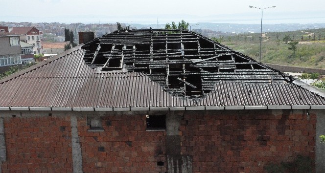 Metruk binanın çatısı alev alev yandı