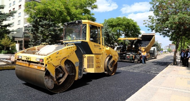 Aksaray’da sıcak asfalt çalışmaları aralıksız devam ediyor