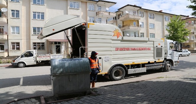 Niğde Belediyesi çöp konteynırlarını temizliyor