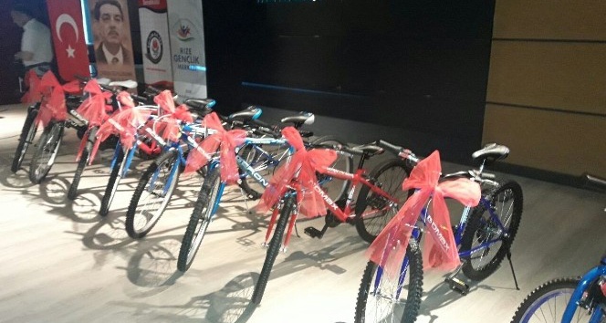 Rize Eğitim Bir-Sen’den 53 öğrenciye bisiklet