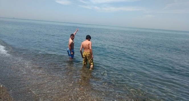 Batı Karadenizde gençler deniz sezonunu açtı