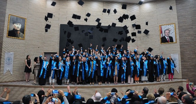 NEÜ Sağlık Bilimleri Fakültesi ilk mezunlarını törenle uğurladı