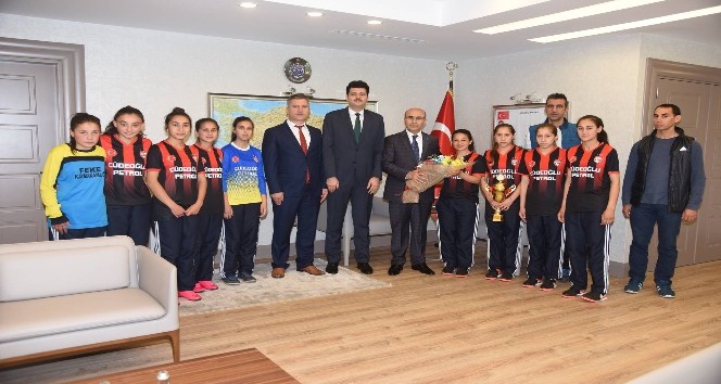 Türkiye şampiyonu kız öğrenciler, sevinçlerini Vali Demirtaş ile paylaştı