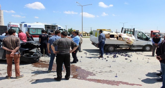 Karaman’da kamyonet ile otomobil çarpıştı: 3 yaralı