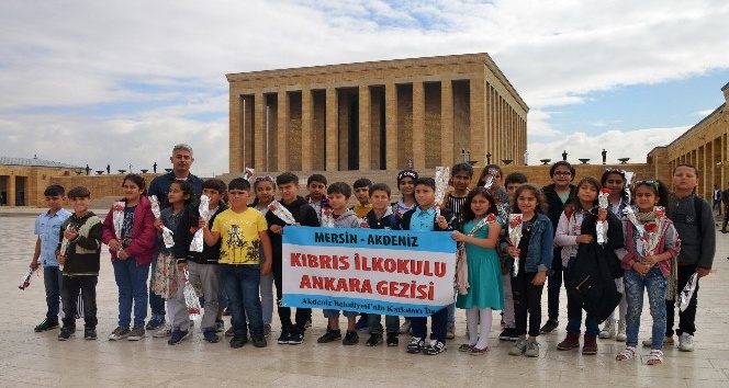 Akdeniz Belediyesi, öğrencileri Anıtkabir’e götürdü