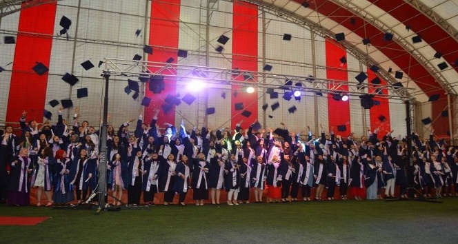 Öğrencilerin mezuniyet sevinci