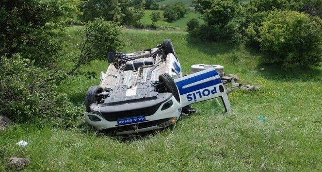 Kütahya’da polis aracı devrildi: 2 yaralı