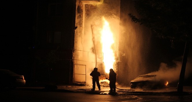 Doğalgaz kutusunda meydana gelen yangın bütün apartmanı sokağa döktü