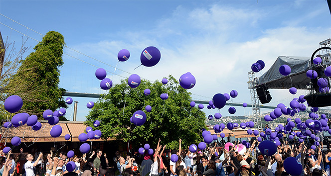 Mor balonlar, tiroid farkındalığı için gökyüzünde