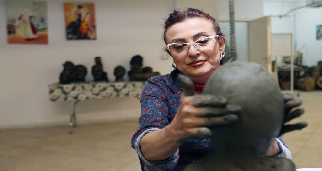 Yenimahalleli kadınlar eşlerinin heykellerini yapıyor