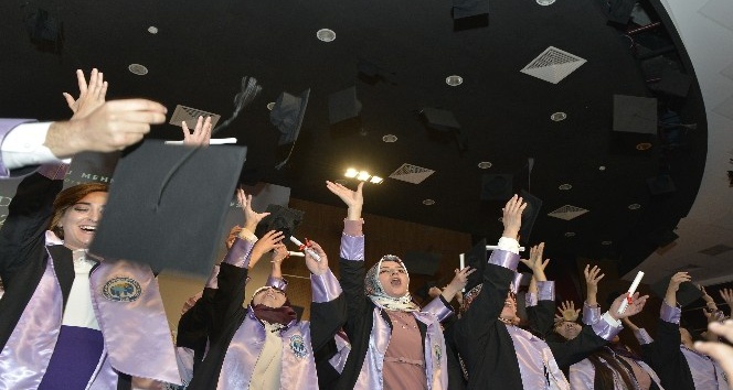 KMÜ’de Edebiyat ve Fen Fakültesi öğrencilerinin mezuniyet sevinci