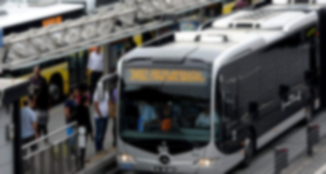 Metrobüs bariyerlere çarptı: 5 yaralı