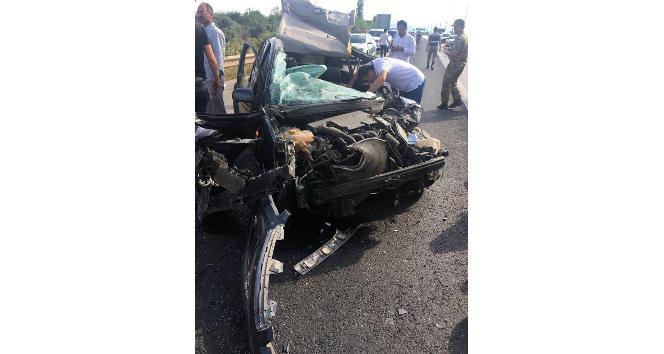 Direksiyon hakimiyetini kaybeden şoför Tıra çarptı: 1’i ağır 2 yaralı
