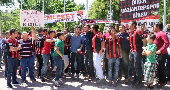 Gaziantep taraftarından &quot;Kızıl&quot; protestosu