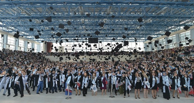 İİBF’de mezuniyet töreni