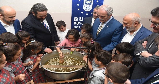 İpek böceği minik ellerde hayat buluyor