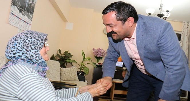 Ak Parti ilk iftarı en yaşlı üyesinin evinde açtı
