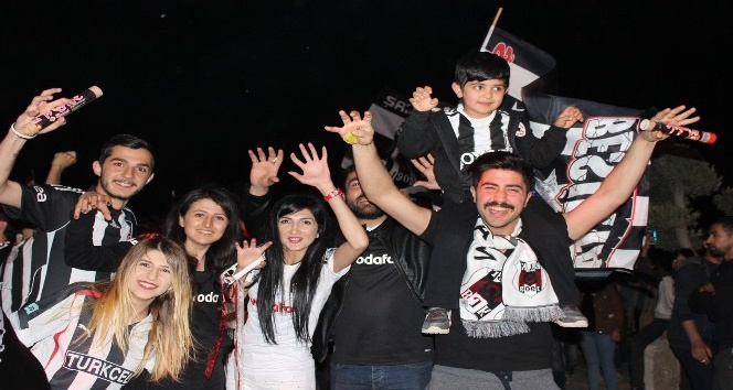 Şampiyonluk sevinci Kırşehir’de meşalelerle kutlandı