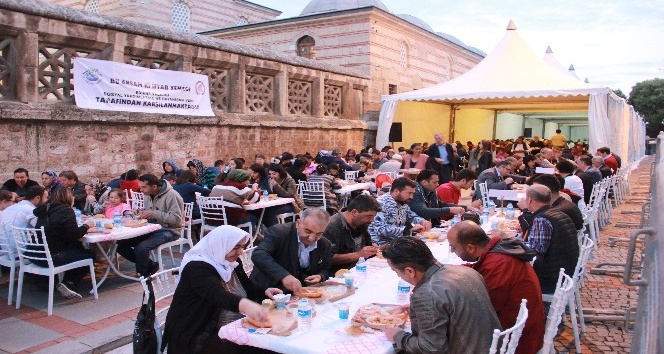 Selimiye’nin gölgesinde bin kişilik iftar