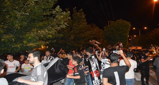 Mardin’de Beşiktaş şampiyonluğuna havai fişekli kutlama
