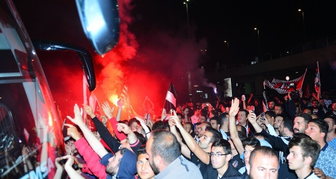 Beşiktaş İstanbul&#039;da coşkuyla karşılandı