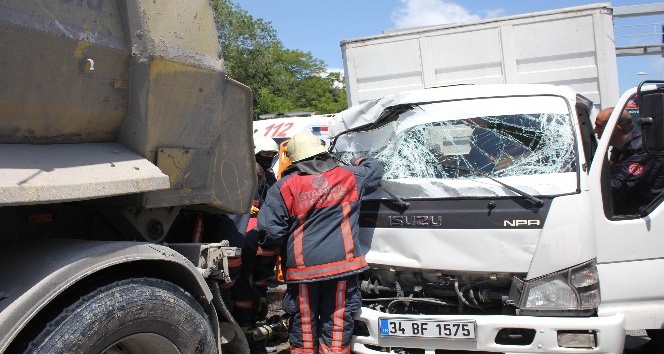 Eyüp’te hafriyat kamyonu kazası, vatandaşlar birbirine girdi