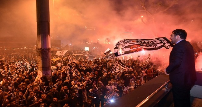 Beşiktaş Belediye Başkanı Hazinedar, şampiyonluk kutlamalarına katıldı