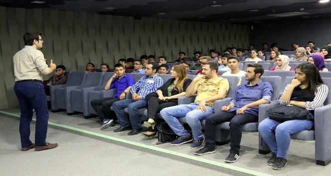 Üniversite adaylarına HKÜ’de seminer