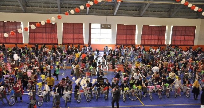 Bulanık’ta 500 çocuğa bisiklet dağıtıldı