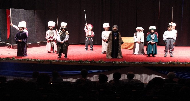 Çocuklar ’İstanbul’un Fethi 1453’ tiyatrosunu sahneledi