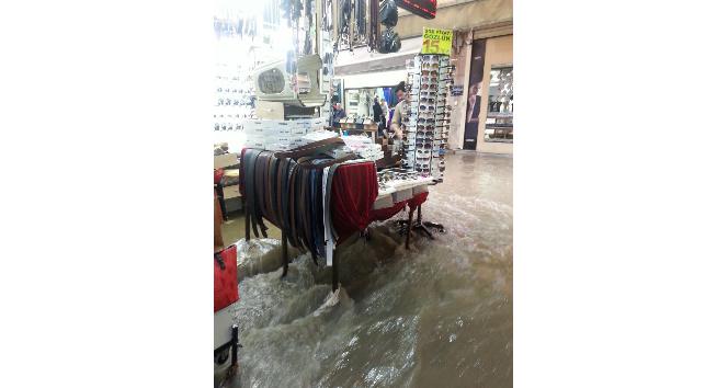 İzmir’de hayatı felç eden yağmurla araçlar da sürüklendi