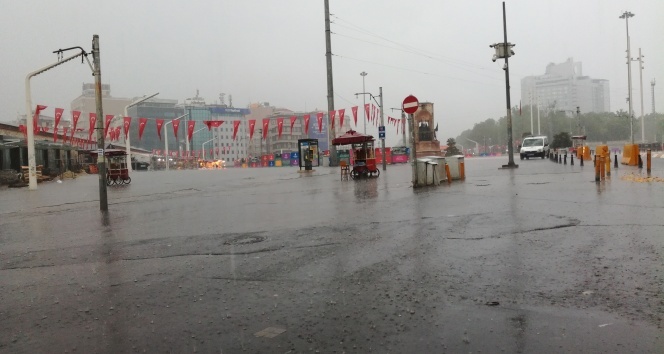 İstanbullular güne sağanak yağışla uyandı