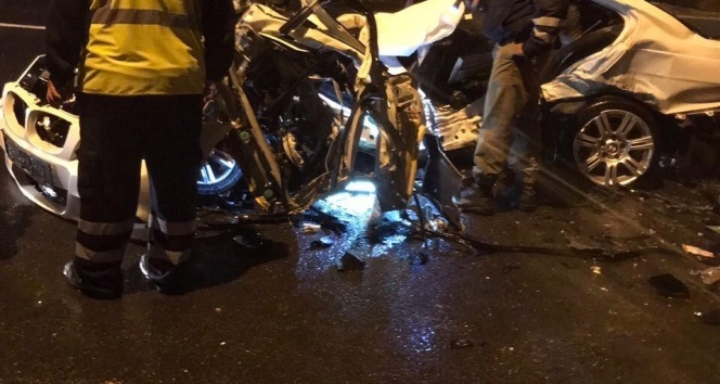 İzmir&#039;de feci kaza: 3 ölü, 1 ağır yaralı