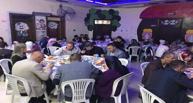 Aileler iftar açtı minikler gösteri yaptı