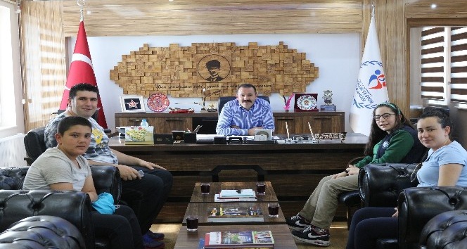 Şampiyonu yüzücülerden Kısacık’a ziyaret