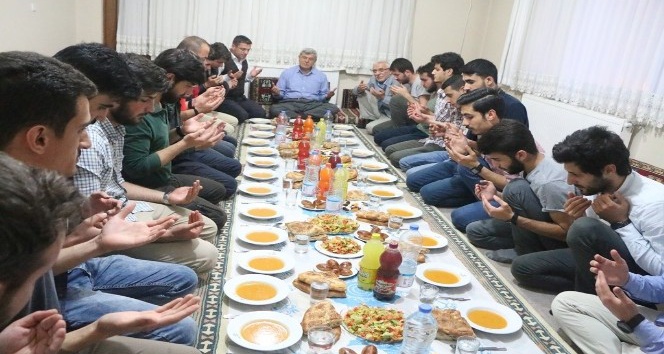 Başkan Karaosmanoğlu, öğrenci evinde iftar yaptı